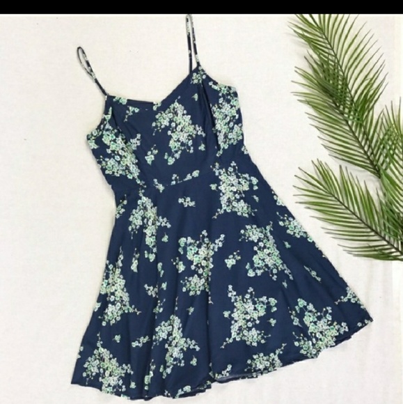 Old Navy Dresses & Skirts - 《WOMEN'S OLD NAVY FLORAL DRESS》